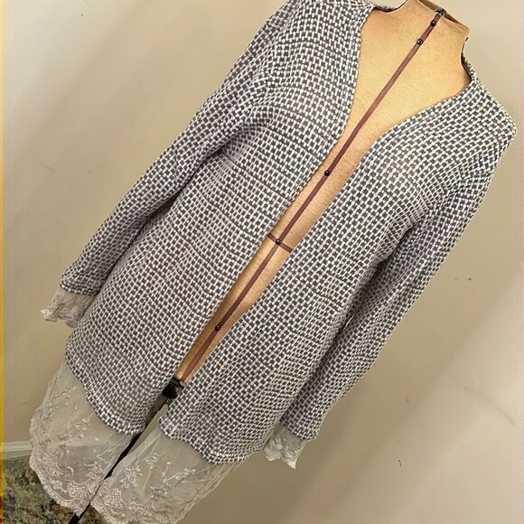Umgee Lace Trimmed Grey & White Open Cardigan - Size Medium - Picture 2 of 11